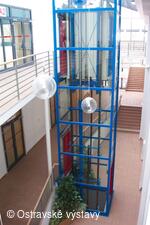 Atrium, spojovací chodba mezi pavilony, poskytuje bezbariérový přístup